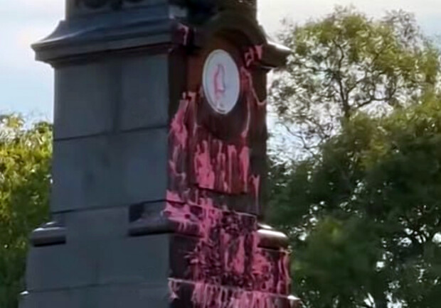 Александровскую колону в парке Шевченко облили красной краской. 