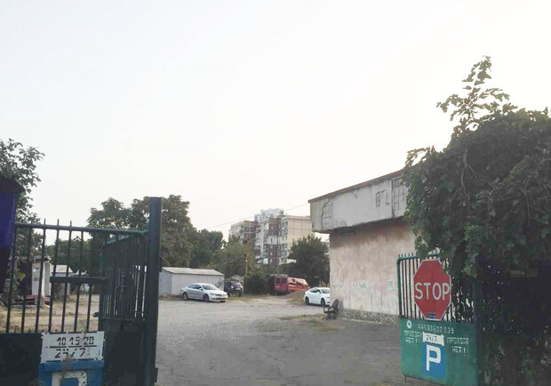 Землю педуніверситету в Одесі незаконно використали під платне паркування. 