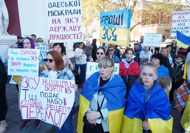 Одесситы снова вышли на протест против неуместных во время войны тендеров. 