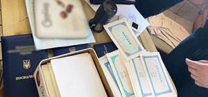 В Киеве разоблачили группировку, которая подделывала дипломы и документы для выезда военнообязанных