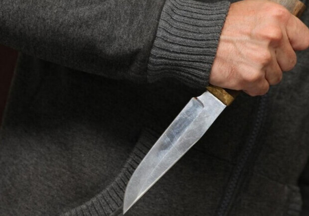 В Одессе мужчина напал с ножами на жену и детей. 
