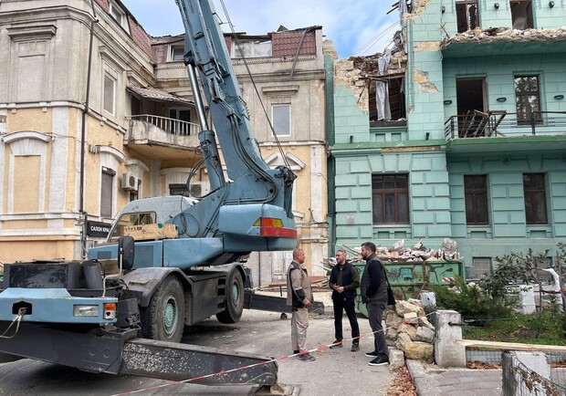 В центре Одессы восстанавливают дом, пострадавший от ракетного удара. 