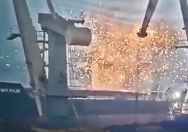 В сети появилось видео попадания ракеты в судно, заходившее в порт Большой Одессы. 