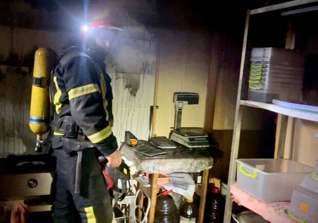 Одесские спасатели во время пожара спасли двух пенсионеров - фото