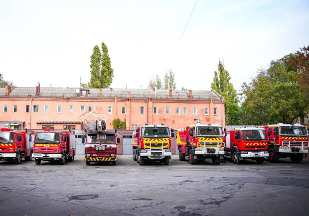 Одеський гарнізон поповнився одразу вісьмома пожежними авто - фото