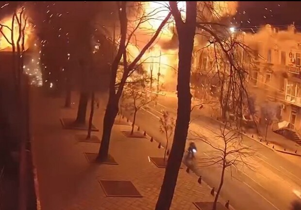 В сети появилось видео взрыва российской ракеты возле Одесского художественного музея (видео). 