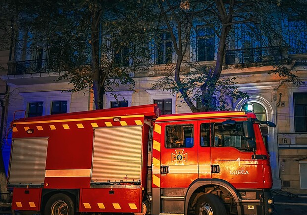В центре Одессы вспыхнул пожар в кафе: загорелась вытяжная труба. 
