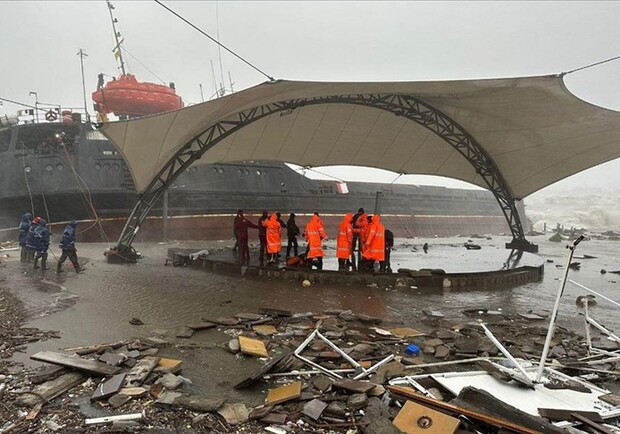 Из-за шторма у берегов Турции наполовину раскололось судно, которое вышло из порта Одесса. 