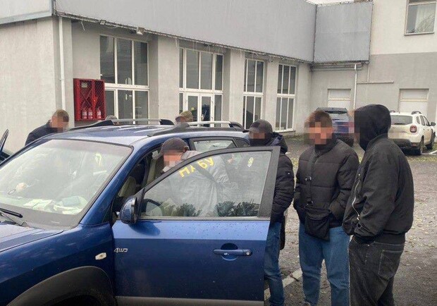 Правоохоронці затримали чоловіка, який намагався дати хабар командувачу ОСУВ "Одеса". 