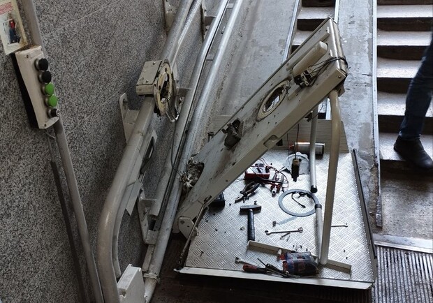 В Одесі зламали електропідйомник для людей з інвалідністю. 