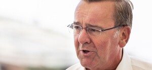 Министр обороны Германии приехал в Киев и объявил о новом пакете помощи: что туда войдет