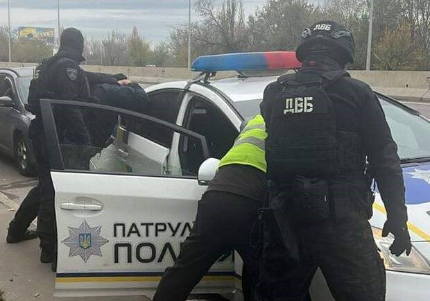 Отримали 22 тисячі гривень від водія: одеські патрульні спіймалися на хабарі. 