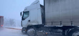 В Одесской области из-за нежных заносов спасателям приходится привлекать БТРы: на трассах застряли люди