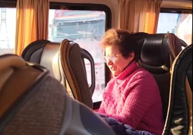 Учительница из Одессы провела урок из заснеженного автобуса. 