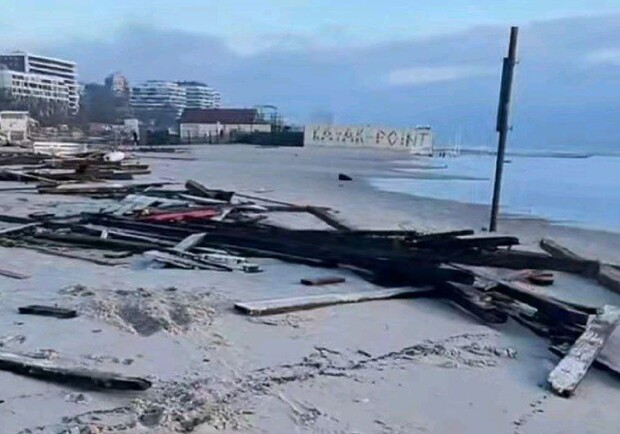 Нічний шторм в Одесі "розбомбив" узбережжя. 