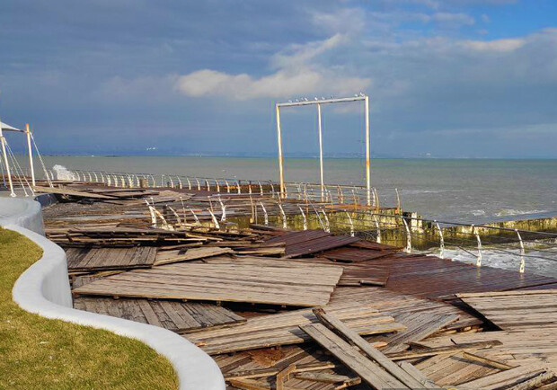 Разрушения и грязь: как выглядит набережная Ланжерона после шторма - фото