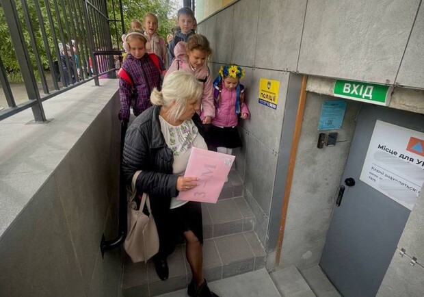 В укрытиях детских учебных заведений Одессы устанавливают автоматические двери. 
