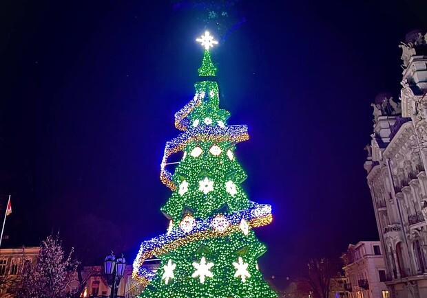 В Одессе все-таки установят новогоднюю елку. 