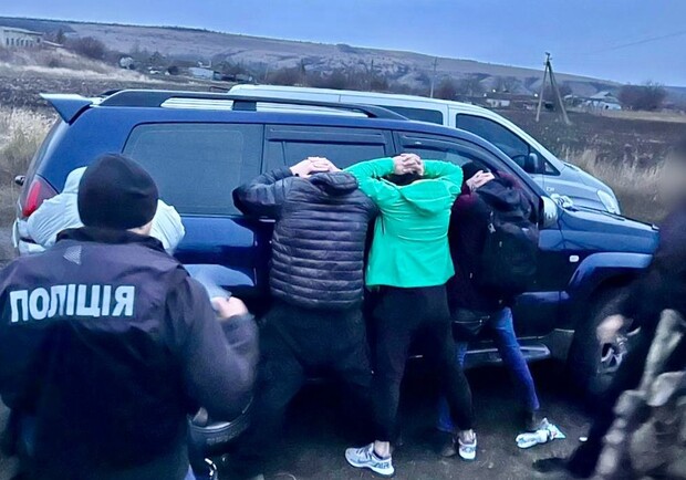 На Одещині викрили організаторів переправок чоловіків за кордон під виглядом відпусток. 