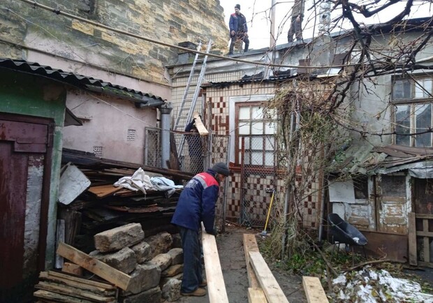 Во время непогоды в Одессе фронтон двухэтажного дома упал на другой дом: здания уже ремонтируют. 
