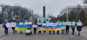 Требовали демобилизацию: в Днепре семьи военных вышли на улицы города