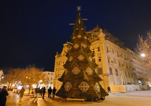 В центре Одессы установили новогоднюю елку (фото, видео). 