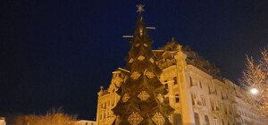 У центрі Одеси встановили новорічну ялинку (фото, відео)