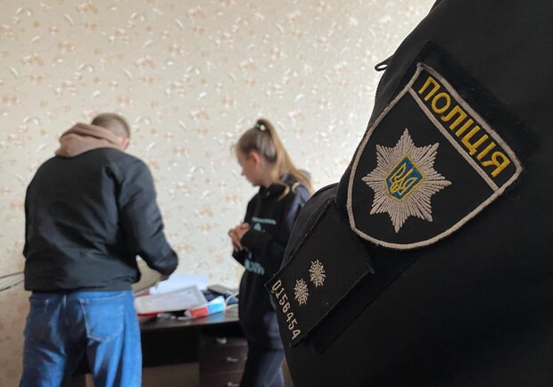 В Одесі викрили двох молодиків, які пригрозили пістолетом і відібрали гроші 
