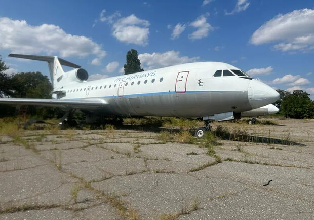 В Одессе за долги продают самолет, который не может летать. 