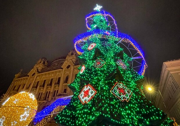 В Одессе зажгли главную новогоднюю елку города. 