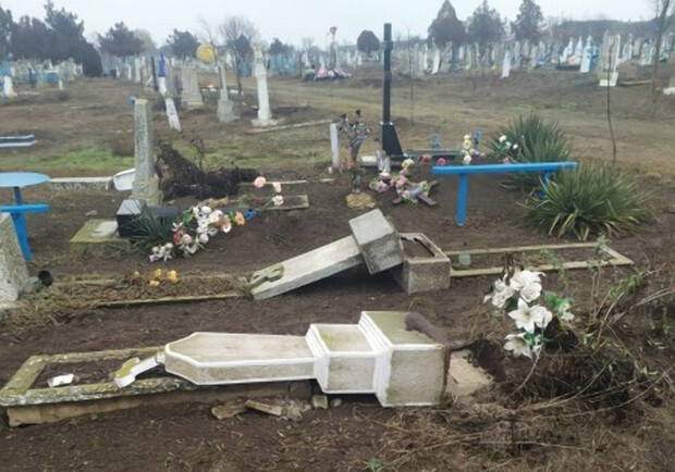 Житель Одесской области повредил 92 могилы и получил срок. 