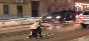 Львівські патрульні розшукали чоловіка, який  у костюмі бабусі катався на прив’язаних до авто лижах