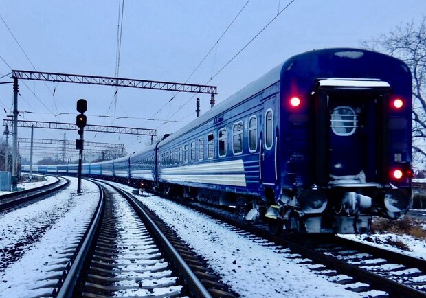 Сидел на рельсах: в Одессе под колесами поезда погиб мужчина. 