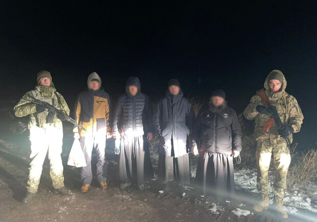 В Одесской области клирик УПЦ МП "переправил" мужчин в рясах за границу: он взял 12 000 долларов. 