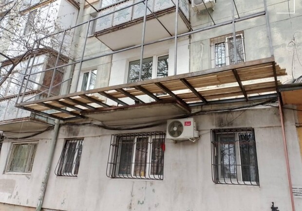 На Генерала Петрова владелец квартиры достроил себе балкон. 
