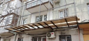 На Генерала Петрова власник квартири добудував собі балкон