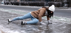 Травмувалися під час негоди у Дніпрі: що робити та куди звернутися