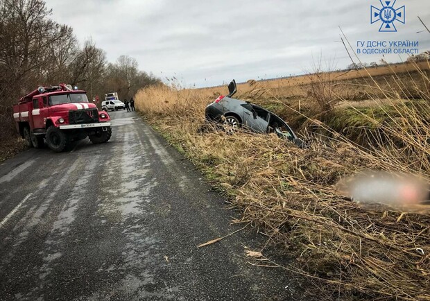 На Одещині рятувальники вилучили з води автомобіль та двох загиблих. 