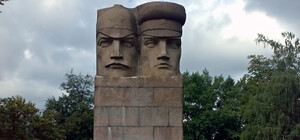 Стало відомо, куди відвезли демонтовані у Києві радянські пам'ятники
