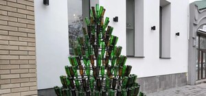 В Днепре создали новогоднюю елку из пивных бутылок