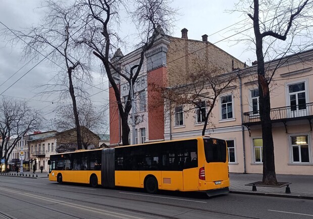 Великі автобуси в Одесі можуть керувати жінками: чоловіки-водії пішли на фронт. 