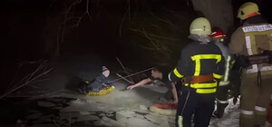 Катався на санчатах: під Харковом рятувальники зняли з тонкої криги дитину