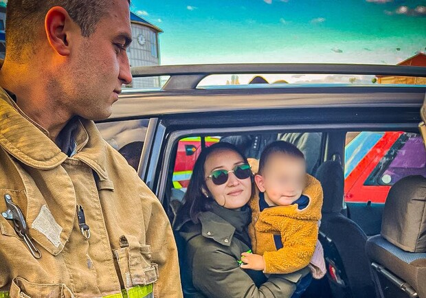 На Одещині дворічний хлопчик закрився в автомобілі: його визволили рятувальники. 