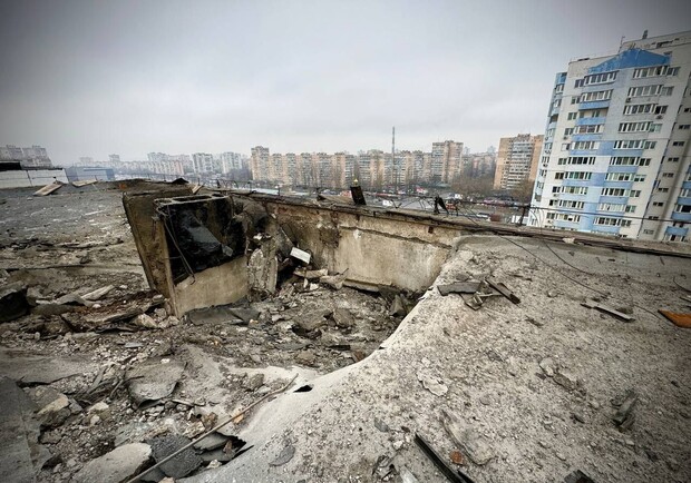 В Одессе восстанавливают многоэтажку, которую атаковали оккупанты на Новый год: крышу сняли. 