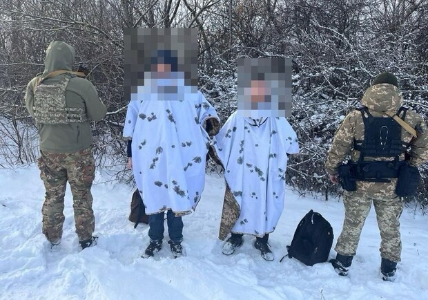 Двоє чоловіків на Одещині намагалися перетнути кордон у білих халатах. 