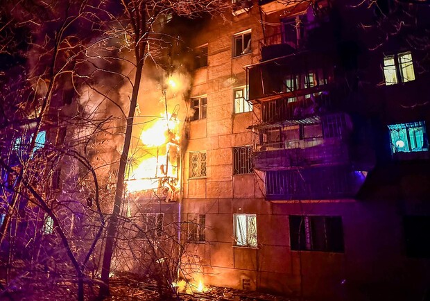 Нічна атака "шахедами" в Одесі: є влучення в житловий будинок, постраждалі. 