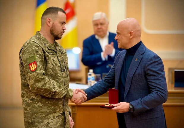 В Одесі нагородили військового, який урятував Одесу від російського десанту. 