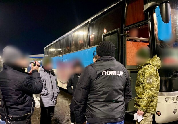 Сховався під сидінням водія: на Одещині водій автобуса вивозив ухилянтів до Молдови. 