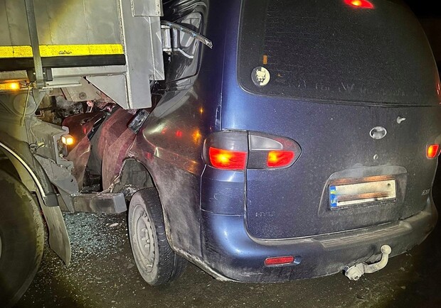 На Одещині мікроавтобус врізався у фуру: загинуло двоє людей. 