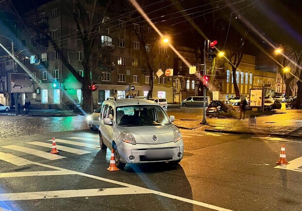 Переходила дорогу на зеленый свет: в центре Одессы автомобиль сбил женщину. 